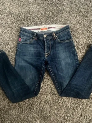 Mörkblå jeans från Tramarossa - Feta Tramarossa Jeans som kostar runt 3750kr vid ny pris men mitt pris 550kr för nyligen köpta jeans som blivit lite för små på mig
