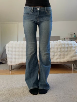 Low waist bootcut jeans - Säljer ett par blåa bootcut jeans med låg midja från H&M i nytt skick, knappt använda! Är 169cm lång och storlek S