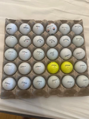 Golfbollar - ‼️OBS‼️ Alla bollar kostar inte 123kr utan skriv till mig vad ni vill ha för bollar och hur många så löser vi bra priser! Vi har allt ifrån  Titleist (Pro V1/Pro V1x) Callaway Kirkland Wilson Top Flite Maxfli New Balance  Tveka inte att höra av dig vid minsta fundering!