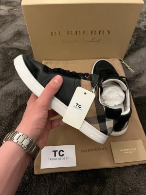 Burberry skor - Super snygga burbbery skor i storlek 40, i mycket bra skick. Endast skorna medföljer. Nypris runt 5000kr-6000kr mitt pris endast 1499kr! Hör av er vid frågor. Mvh Trend closet🙌
