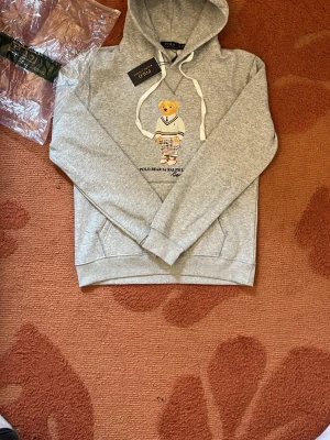 Polo bear by RALPH LAUREN - Säljer en snygg polo bear hoodie från Ralph Lauren färgen är grå och storlek är M