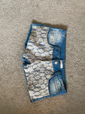 Shorts med spets  - Snygga jeans shorts med spets framtill. Köpte i spaninen på en marknad därmed väldigt unika! 