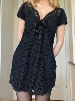 Odd molly top babydoll - Står ingen storlek men bystcvidd är 38cm, längd 66 cm. Jag brukar ha S och är 156cm lång, på mig blir den rätt lång! Jättegullig både med shorts under eller med jeans. 100% bomull. Pris går att diskutera! (Man ser genom spetsen, har svart linne under på bilderna)