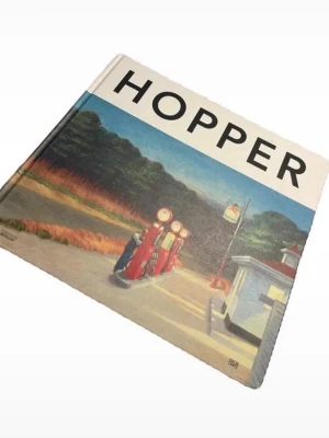 Konst- bok - Edward Hoppers kända målningar ger en särpräglad bild av det moderna livet i USA under första hälften av 1900‑talet. Han blev känd för sina oljemålningar om ljus, skugga och stämning, och började som illustratör. En stor utställning på Fondation Beyeler våren 2020 visade hans ikoniska landskapsbilder, samlade i en katalog med målningar, akvareller, teckningar och essäer om landskap.