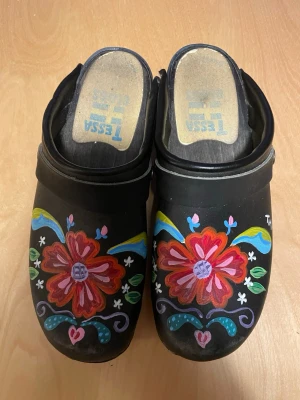 Svarta tofflor med handmålat blommotiv - Fint skick, lite små i storleken 