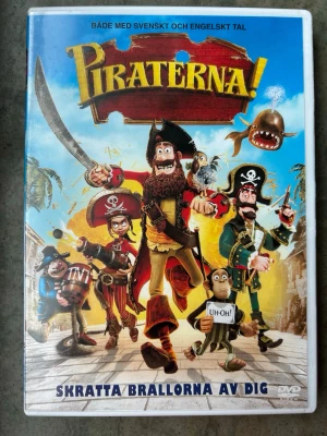 Piraterna! Dvd - DVD-film från 2012. Ljudformat: Dolby Digital 5.1. Bildformat: 16:9. Textning: Svenska, Engelska, Danska, Norska, Finska. Speltid: 1 timme 24 minuter. Rekommenderad ålder: 7 år.  Finns på språk: Svenska, Norska, Danska, Finska, Engelska   OBS!! skivorna är begagnade så det kan förekomma repor/hairlines på skivorna, men då jag kollar igenom alla filmer jag säljer garanterar jag att alla funkar felfritt om inget annat står! :)