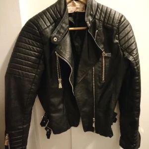 "skinn"jacka, bikermodell  - Fint, använt, skick. Inget att anmärka på. Strl 42, men liten så snarare en 36/38. Skickas mot fraktkostnad eller hämtas i Linköping.