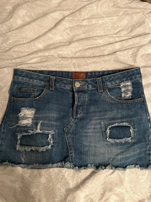 Lågmidjad kjol - Säljer en superfin lågmidjad jeans kjol i storlek 36/S. Kjolen är från Gina tricot men säljs inte längre.