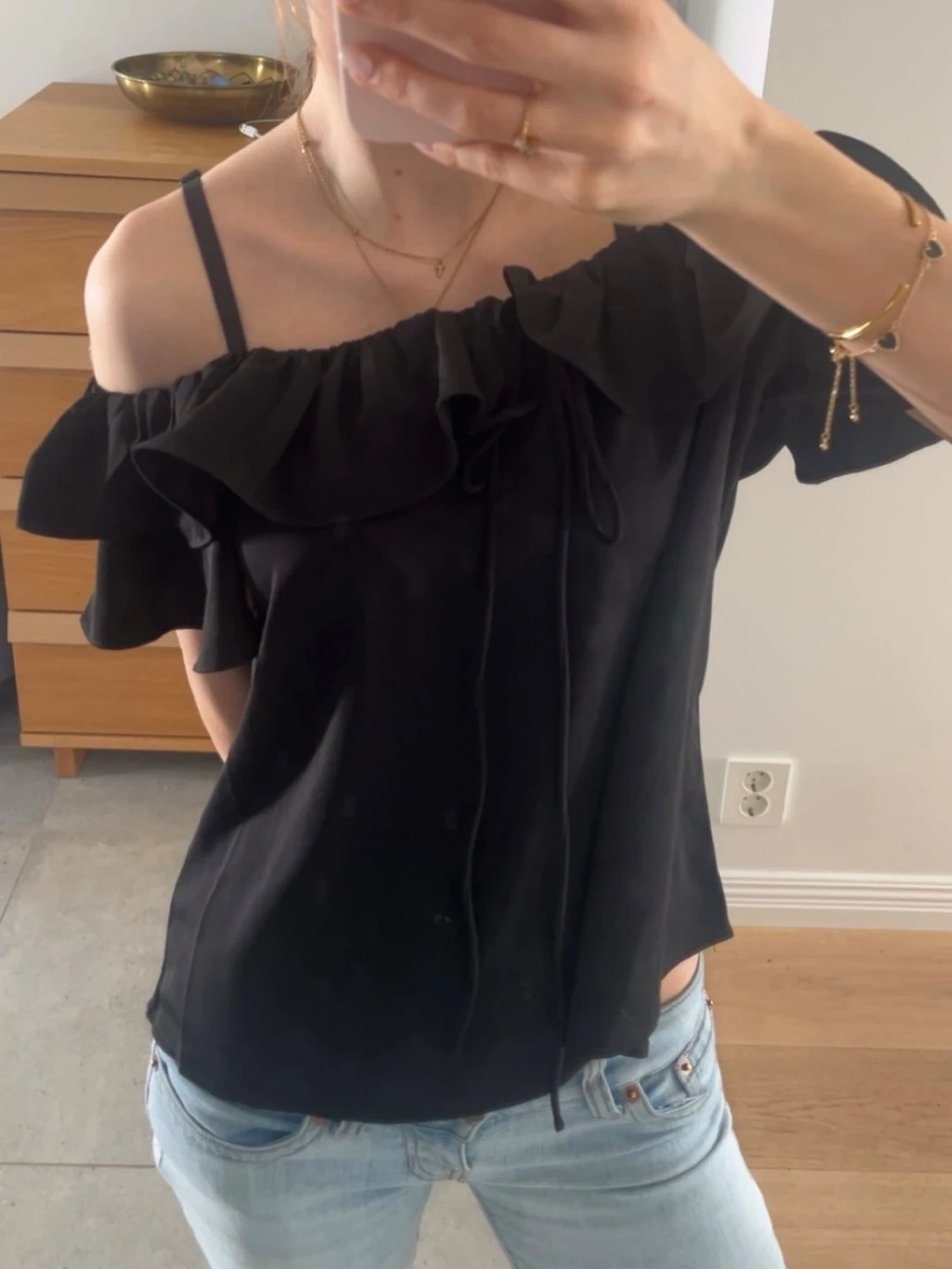 Svart offshoulder topp med volang