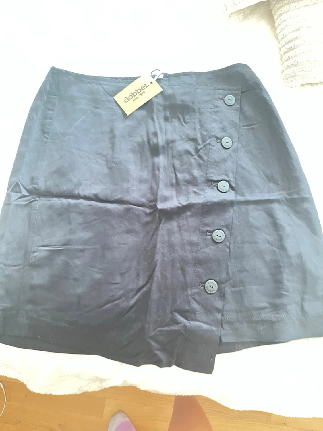 Svart kortkjol med knappar - 3