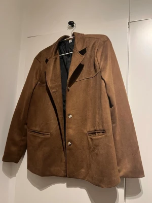 Brun kavaj i fuskmocka  - Kavaj i fuskmocka storlek M 🩷 Knappt använd 🫶🏼