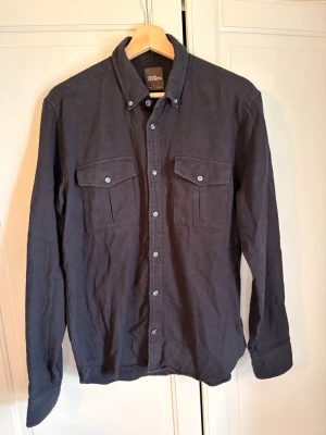 Oscar Jacobson Overshirt  - Säljer denna stiliga Oscar Jacobson overshirten👌. Nypris= ca 2000 kr🤝Storlek: L, men den är relativt liten i storleken så passar mer som M👍, Skick:9/10🌟, hör gärna av er vid frågor eller funderingar👍