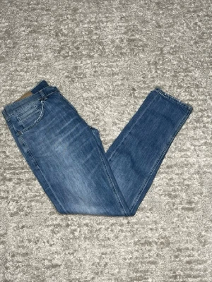 Dondup George jeans - Hej jag säljer ett par Dondup George. Jeansen i riktigt snygg blå färg perfekt för dig som vill ha ett par kvalitetsjeans med grym passform. Nypris ≈3500kr, mitt pris 599kr.  Skick: 9/10 Storlek: W32 Midja: 39cm Lår: 25cm Ytterlängd: 100cm Innerlängd: 80cm  Skriv gärna om du vill ha fler bilder eller har frågor!