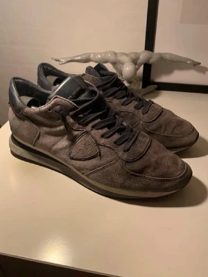 Philippe model skor - Säljer nu dessa feta Philippe model Trpx i en mörk brun färg i storlek 44. Skicket på dessa skulle jag bedöma är 9/10 då dem är fina intill och utanpå. Sulan är knappt sliten. För fler frågor eller funderingar är det bara att skriva