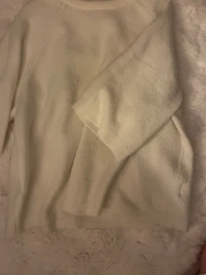  stickad T-shirt  - Använd fåtal gånger! Ganska stor i storleken, skulle säga att den passar som S-M