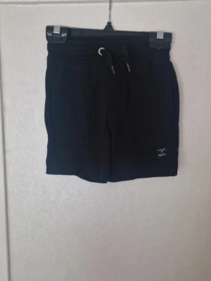 Svarta mjukisshorts - Inga funna skavanker. Stl 100 
