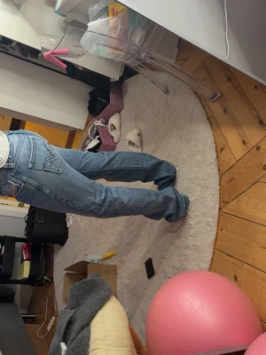 Blå raka jeans med mellanhög midja - Säljer ett par klassiska blå jeans med raka ben och mellanhög midja. Jeansen har fem fickor, ljus tvätt och kontrastsömmar. Perfekta till en avslappnad stil och passar till det mesta i garderoben.