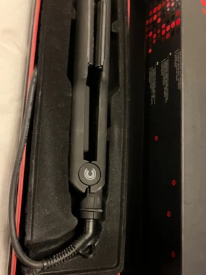 CeraCrimpStyler svart våffeltång - Säljer en svart CeraCrimpStyler våffeltång för håret. Tången har breda, räfflade plattor i keramik och en tydlig på/av-knapp. Perfekt för att skapa volym och struktur i håret. Kommer i originalförpackning med sladd.