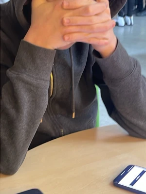 Mörkgrå hoodie med dragkedja från burberry  - Snygg mörkgrå hoodie med dragkedja foch huva från burberry . Hoodien har långa ärmar, snörning i huvan och ribbade muddar vid ärmslut och nederkant. Perfekt för en avslappnad och stilren look.