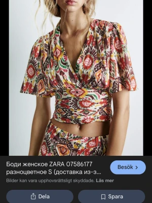 Mönstrad omlottopp från ZARA - Så fin topp från Zara utan några defekter. Perfekt topp till sommaren säljer endast toppen inte shortsen 💕💕pris kan diskuteras 