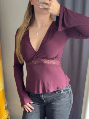 Vinröd topp - Vinröd topp från Gina me utsvängda armar! Helt ny med prislapp!