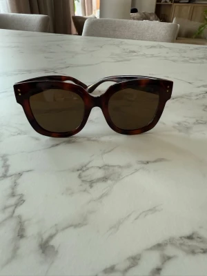 Bruna solglasögon med sköldpaddsmönster - Snygga solglasögon och är anväda några få gånger men används inte längre då jag tycker dem är för stora för mitt ansikte.☺️❤️