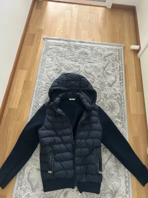 Moncler caridgan - Moncler cardigan i storlek M passar även S. Qr kod finns!  Skriv gärna vid intresse, pris kan diskuteras. Snabb affär i Stockholm fungerar också.