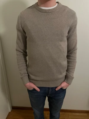 Dobber stickad tröja - Säljer en stilren beige stickad tröja från märket Dobber. Skulle säga att den i överlag är i fint skick utan hål osv. Skriv gärna vid frågor eller funderingar!