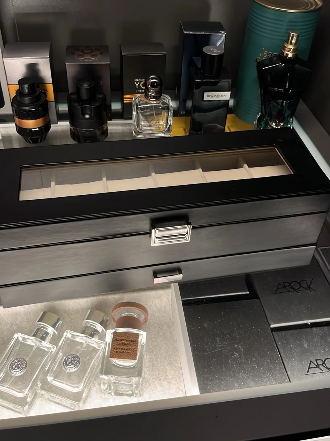 Svart klocklåda med glaslock