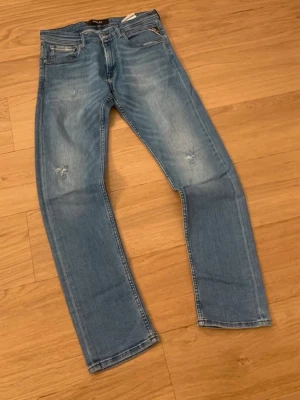 Replay jeans archive - Säljer ett par riktigt snygga Replay jeans med slitningar och tvätt. Skicket är 9/10. Storleken är W31, L32. Priset är 699kr. Kan sänkas.