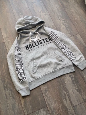 Hollister hoodie - Säljer en riktigt snygg Hollister Hoodie, denna är väldigt sällsynt och många tycker denna är snygg. Skicket är 10/10. Storleken är S. Priset komme ligga på 699kr.