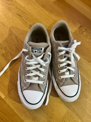 Beige Converse  - Converse I storlek 41. Helt nya, alldig använda därav priset. ❤️