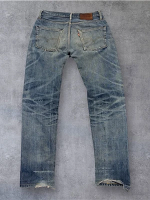 Vintage 501 Levis Selvedge - Säljer desss sinnesjukt feta Levis 501xx selvedge jeans med riktigt feta fades och honeycombs. Lite slitet fåll samt lite fläckar men tycker nästa bara de bidrar mer till utseendet. Midja: 41  Lår:27 Ytterben: 102 Innerben: 78 Benöppning: 18 Pris kan diskuteras!😁