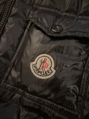 Moncler Pufferjacket - Svart Moncler jacka i bra skick. Storlek S. Endast en liten fläck på insidan som inte syns när jackan är på. Hör av er vid frågor! Skickar snabbt ✅