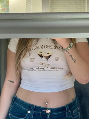 Vit croppad t-shirt Espresso Martini - Säljer en vit croppad t-shirt från Shein med tryck 