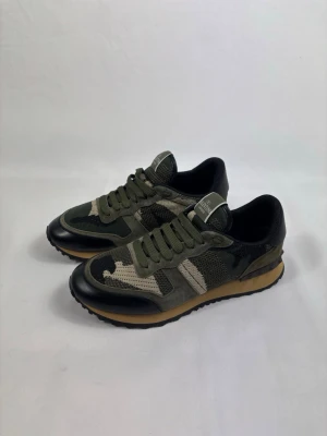 Valentino rockrunners  - Säljer dessa riktigt feta rockrunners i storlek 42. Perfekta nu inför vår och sommar. Riktigt snygg och unik design! Dem är helt nya och i 10/10 skick! Endast extra skosnören medkommer. Tveka inte på att höra av dig vid funderingar 🙌🏼 Obs: Inte org1nal