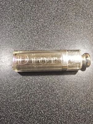 Dior rosa läppstift, no. 972 rose shocking - Säljer ett lyxigt läppstift från Dior i en snygg rosa nyans med skimrande finish. Hylsan är transparent med silverdetaljer och har Dior-loggan ingraverad. Läppstiftet har en klassisk rund form och känns exklusivt både i material och design.