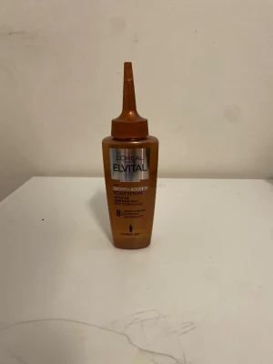 L'Oréal Elvital Growth Booster Serum - L'Oréal Elvital Growth Booster Scalp Serum i en guldig plastflaska med smal applikator. Serumet är speciellt framtaget för att boosta hårväxt och minska håravfall. Innehåller Aminexil och är enkel att applicera direkt i hårbotten.