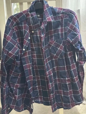 Rutig skjorta - Rutig skjorta från Lager 157. Använd 1 gång