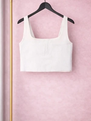 Vit croppad linnetopp - Säljer en enkel och stilren vit croppad linnetopp med breda axelband och fyrkantig ringning. Perfekt att matcha med höga jeans eller kjol för en fräsch look. Materialet känns mjukt och luftigt.
