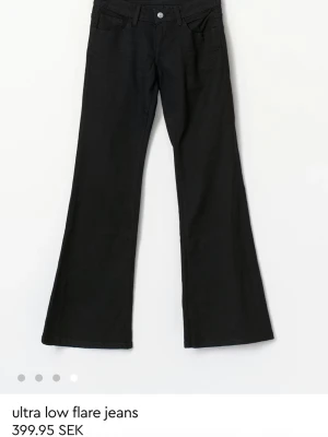 Svarta ultra low flare jeans - Snygga svarta ultra low flare jeans med låg midja och utsvängda ben. Klassisk femficksmodell och knappgylf. Har använt dem kanske 10 gånger men syns inte alls nästan som nya.  Säljer då jag inte använder dem längre. Pris kan diskuteras 