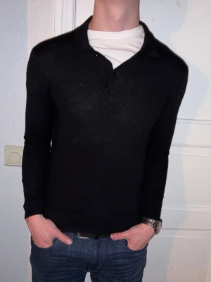 Svart tröja i merinoull från Morris  - Svart tröja i merinoull från Morris i storlek XS.   Fint skick till ett bra pris. Nypris: 1995kr. Mitt pris: 299kr Vid frågor eller funderingar, tveka inte att höra av dig.