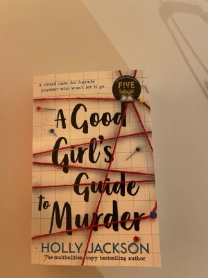 A Good Girl's Guide to Murder - Spännande pocketbok på engelska, 'A Good Girl's Guide to Murder' av Holly Jackson.Första delen av Holly Jackson trilogi.Perfekt för dig som gillar mysterier och thrillers. Säljer den bara för att göra plats i hyllan för uppföljaren.
