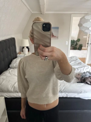 Kort stickad  - Jättefin stickad tröja men korta ärmar.