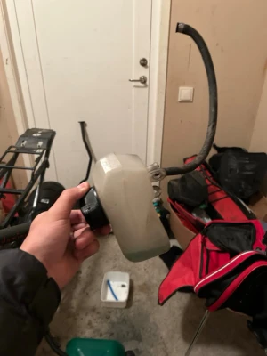 Kylar tank till derbi - Säljer nu min moped i delar här är kylartank som har suttit på en Derbi men passar alla andra mopeder utmärkt hör av er vid intresse 