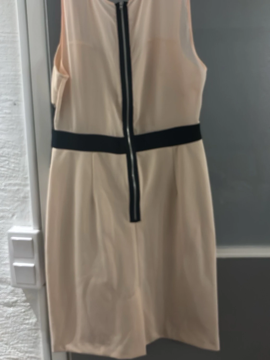 Beige klänning med svart spetsmönster - 1