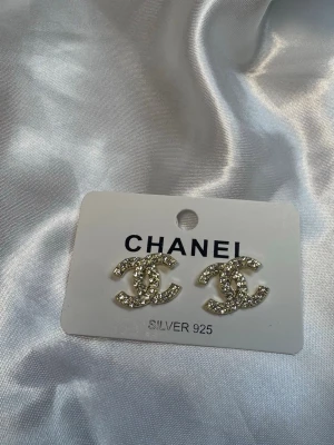 Guld CC örhängen  - Jättefina örhängen helt nya från förpackningen! Material i Sterling silver 925 rostfria ✨ Skickas inslaget i en liten presentpåse 🎁  Erbjuder snabb leverans postar inom 24 timmar