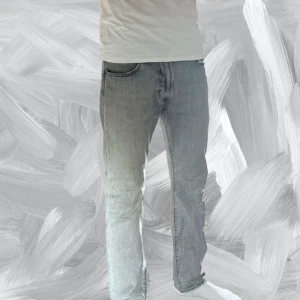 Levi's 551™ Z Authentic Straight Fit Jeans - Trendiga Levi's 551™ Z Authentic Straight!   Unik, eftertraktad grå nyans. W30 L34. Avslappnade och raka jeans med en modern touch. Riktigt snygga med skuggningar vid vissa passande ställen som ger jeansen en riktig karaktär. Pris ej hugget i sten! Hör av dig vid minsta fundering! 😁