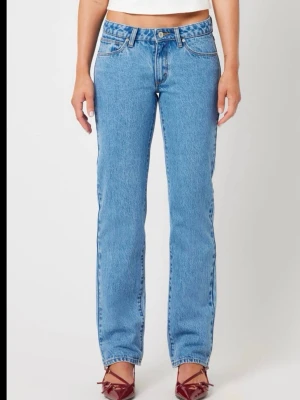 Två blåa jeans från Abrand  - Två superfina byxor från abrand🌟Två färger som är perfekt inför våren och sommaren!! Jätte fint skick på dem, använd fåtal gånger. Säljer pga de inte är min stil längre🌸 Du kan antingen köpa båda för 600kr eller en av dem för 350kr💕 pris kan eventuellt diskuteras💕 skriv ifall du vill ha mer bilder 