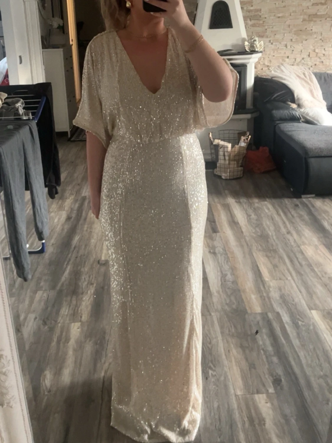 Glittrig långklänning med öppen rygg - 2